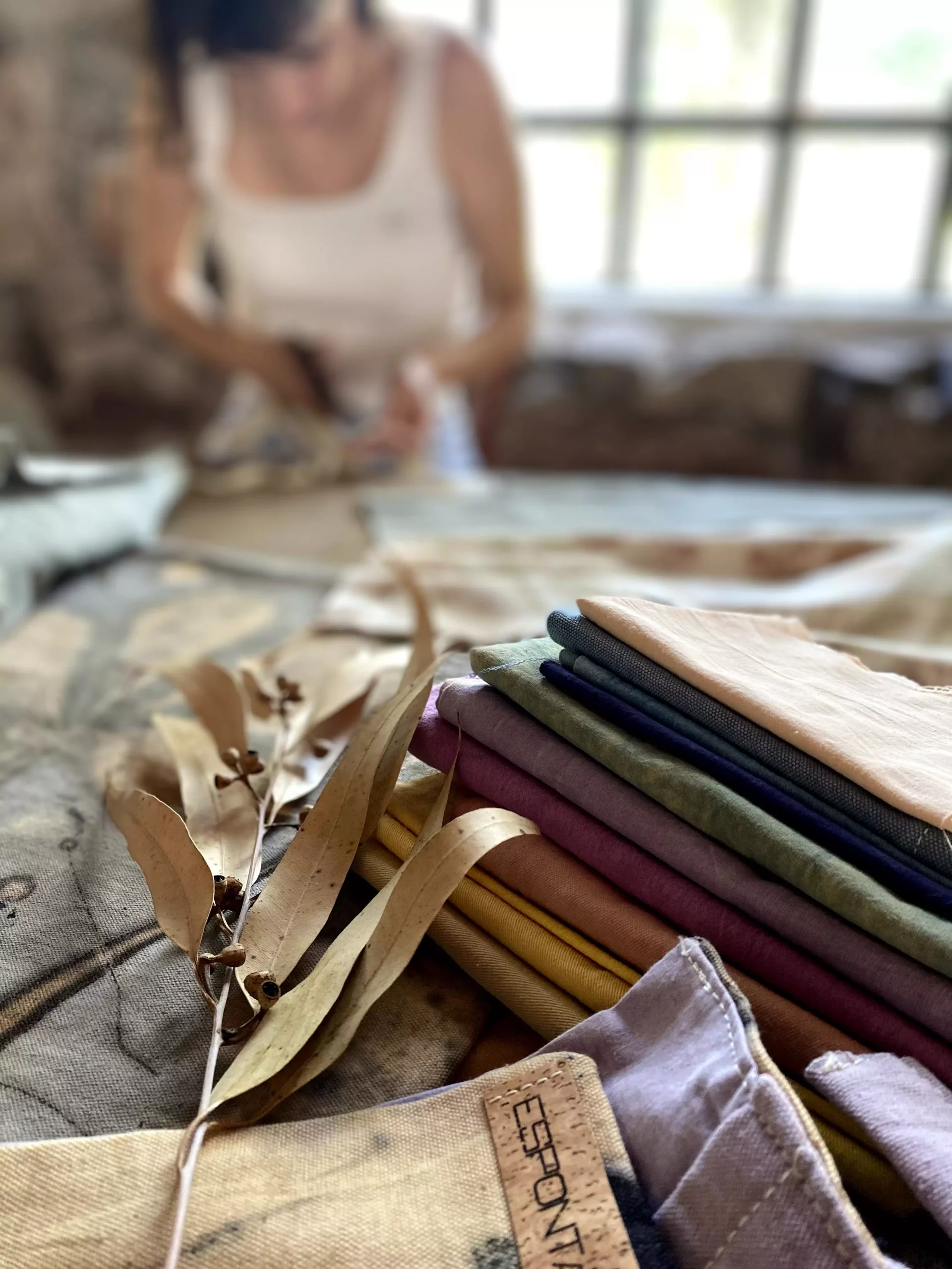 Espontanea Laboratorio Textil, Teñido Natural, Estampacion Botanica, Ecoprint, Hecho a Mano, Tintes Vegetales 30 tejidos teñidos naturalmente arcoíris de colores confeccion
